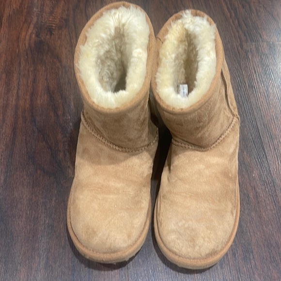 Used Girls Original Ugg boots size 4 - Picture 1 of 3